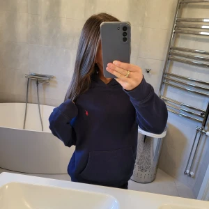 Ralph lauren hoodie  - Säljer min ralph lauren hoodie från kidsbrandstore.se, säljs för att den inte kommer till användning. Som butiks ny och köpt för 1200kr,hör av er via frågor!💕💕