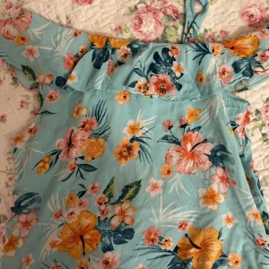 Tropisk top - Jättefin top med tropiska blommor i härliga färger, i bra skick. 