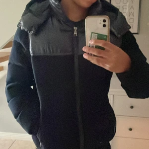 Polo Ralph lauren jacka (water resistant hybrid) - Rikigt fin jacka bara använd ett fåtal gånger. Ny pris på 5600kr, därav säljer jag den för 3750 en liten repa under axeln men som inte syns när jacka är på och huvan täcker. Jackan är varm och passar bra till den kommande vintern🙂