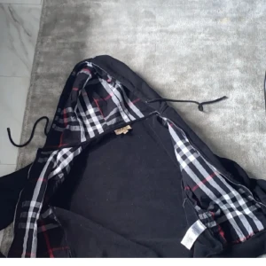 Burberry hoodie/kofta  - Säljer nu min burberry eftersom den är för liten. Den är i nyskick och har vart väldigt nöjd med den St M