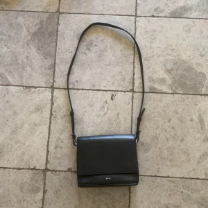 Wera väska - Säljer min fina Wera väska då den inte kommer till användning. Den har inga defekter och är bara använd ca 5 gånger. Väskan har två innefack. Priset kan diskuteras.
