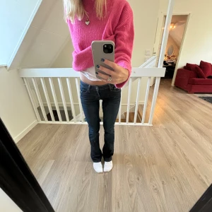 Lågmidjade jeans - Mörkblåa lågmidjade jeans ifrån crocker!!🩷w:25 L:33