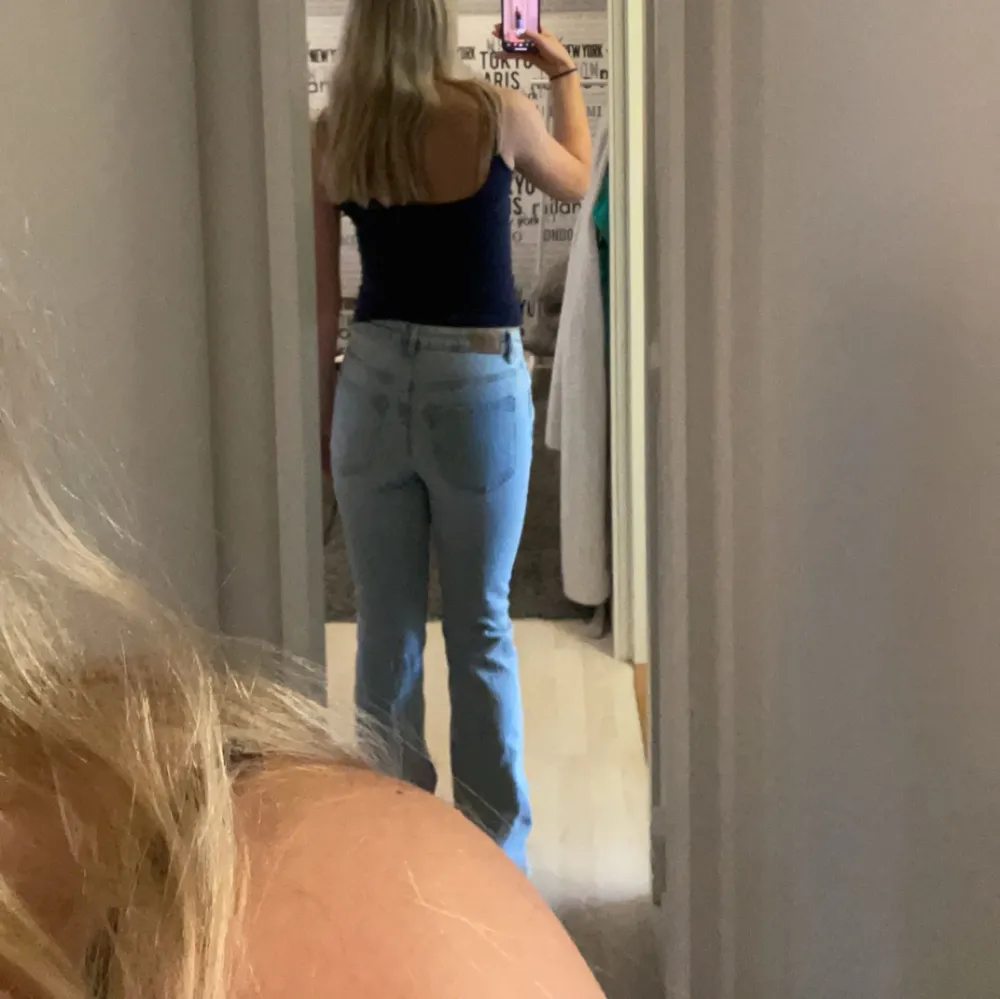 Blåa bootcut jeans fråb Gina tricot! Säljer då de är för små för mig. Är i väldigt bra skick!💞. Jeans & Byxor.