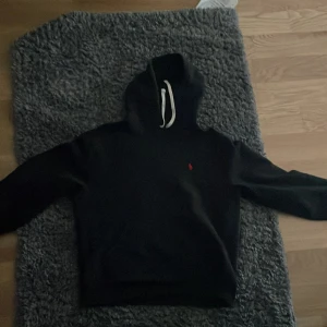 Ralph lauren hoodie - Riktig snygg Ralph lauren hoodie i svart färg. Skick 8/10 använt ett par gånger men inga hål och fortfarande svinbra kvalité. Mitt pris 470kr nypris 2000kr