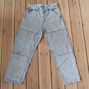 93 Denim Baggy Jeans - Ett par feta 93 denim baggy jeans från Junkyard💪 Orginal pris 1299kr, säljer nu för 279 kr efterson det inte kommer till användning längre👍