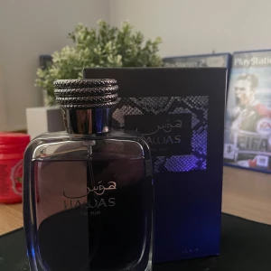 Rasasi hawas - Säljer nu min rasasi hawas EAU de parfum 100ml då den bara Stod på hyllan och inte blev använd.  Har använts några sprut men flaskan är nästan full som man ser på bilderna.   Nypris cirka 700kr  Tveka inte att skicka om du har nån fråga 😁 