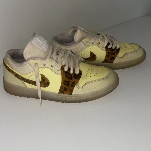 NIKE AIR JORDAN - Måttligt använda, lite slitningar längst kanterna 