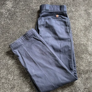 Dickies 874 - Blåa dickies som behöver visas upp! De är för stora för mig och för snygga för att samla damm. Storleken är 34/34. Nypris:  1000kr. Vid minsta fråga, tveka inte med att höra av dig. Vid smidig affär kan priset absolut sänkas! Mvh