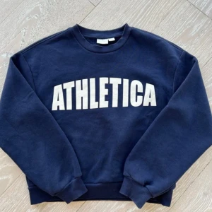 Sweatshirt  - Säljer en jättefin tröja från Gina tricot, jättemysig och i bra skick💕 väl använd men inga skador eller annat✨