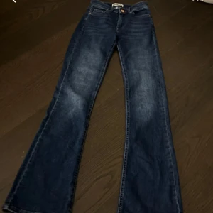 Blå bootcut jeans i mörkare tvätt. Den andra bilden är samma modell men bara ljusare färg. - Ett par jeans i bra skick som inte kommer till användning. Storlek 32.