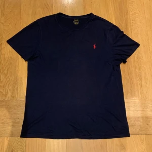 Ralph Lauren T-Shirt  - Marinblå Ralph Lauren T-Shirt i mycket bra skick! 👍 Storlek: L