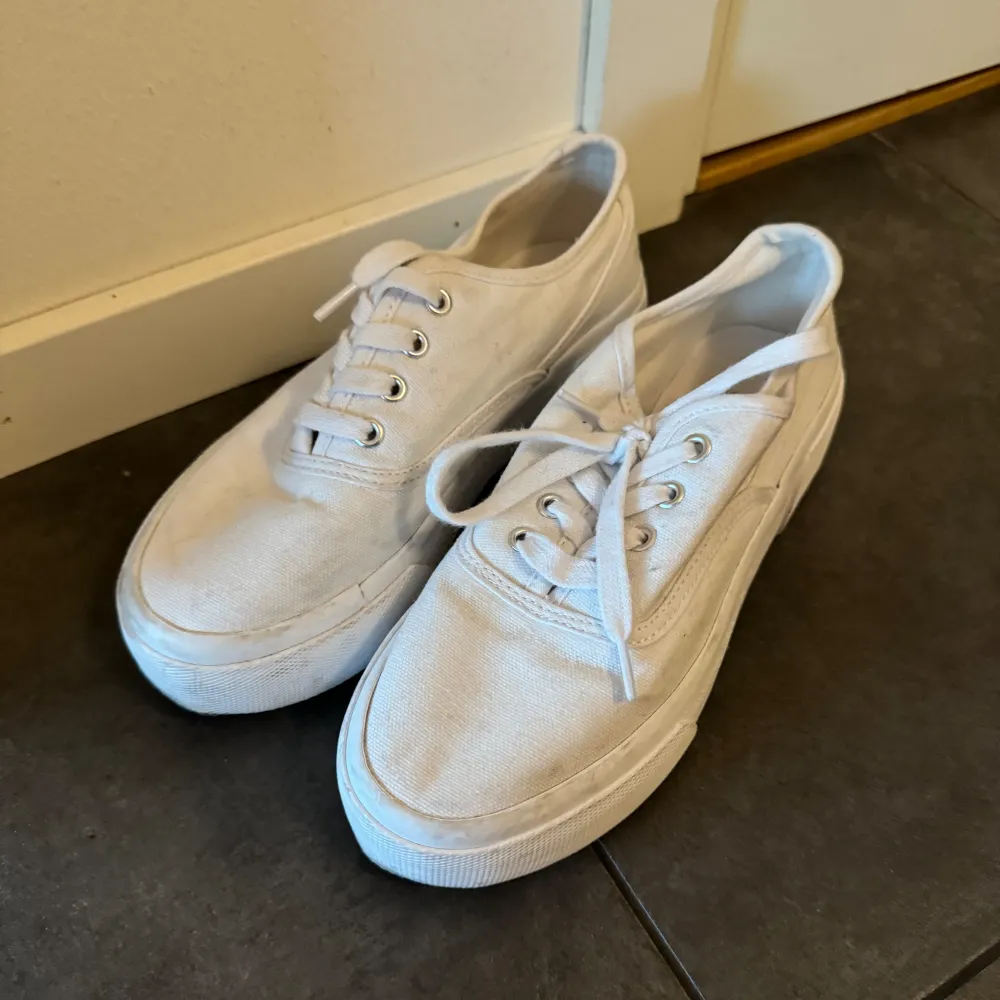 Säljer dessa sneakers från H&M pga att de inte kommer till användning.  Använda exakt två gånger så i bra skick🥰. Skor.