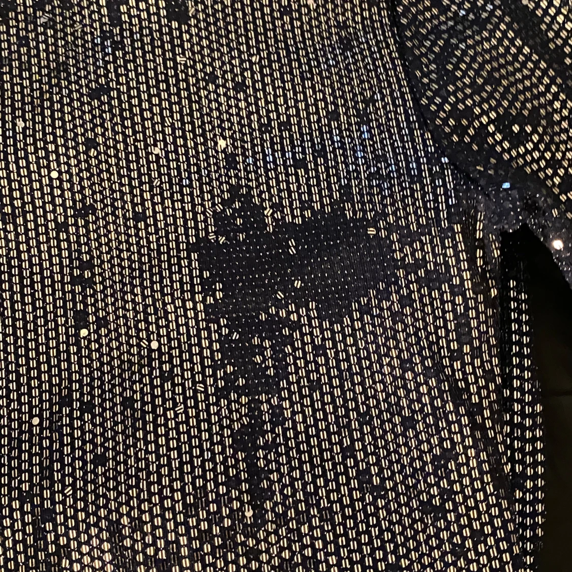 Glittrig klänning med öppen rygg - 91