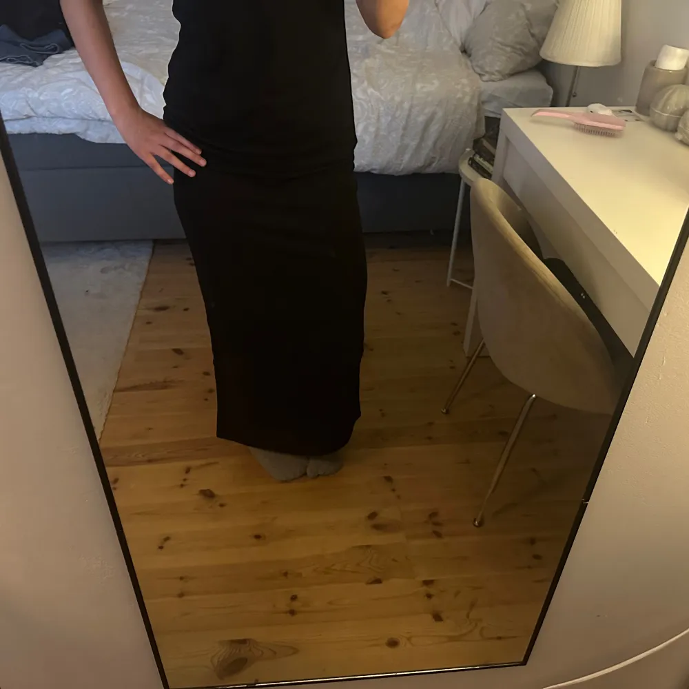 Mycket fin långkjol från lager 157. Den har inte används och därför säljer jag den. Dåligt ljus på bilden och ber om ursäkt för det. På kjolens baksida finns en liten slits. Priset kan diskuteras och vid frågor så är det bara att kontakta mig☺️. Hameet.