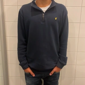 Lyle&Scott Zip Sweatshirt - Den är i fint skick,storlek 12/13 ganska stor i storleken så passar nog om du är 14/15 år gammal.