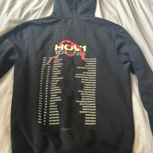 Hov1 hoddie - Svart hov1 hoodie från deras tour 2023❣️ storlek m, köpt för 600kr och knappt använd