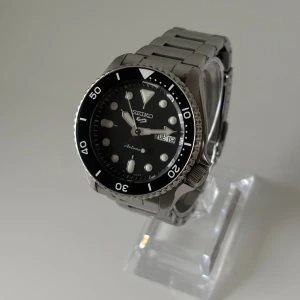 Seiko 5 Sports - • Modell: Seiko 5 Sports • Storlek: 42,5mm • Referens: SRPD55K1 • År: 2024 • Skick: Mycket Bra • Medföljer: Fullset