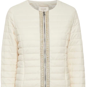 Höst/vår jacka  - Perfekt jacka inför höst/vår  Det är en tunnare dunjacka i storlek 36 från Cream clothing.  Nypris 999kr, Använd men fortfarande i sin helhet väldigt fint skick, använd endast en säsong. 