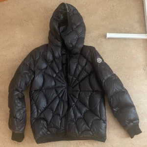 Moncler spider  - Säljer denna as feta moncler som jag inte använder helt enkelt. Nästan i nyskick,dock är jag osäker om äkthet på den men Qr och labeling är som det ska vara. Hör av er vid prissänkningar eller byten 