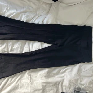 Sköna svarta utsvängda leggings🖤 - Sköna fina svarta utsvängda leggings🖤