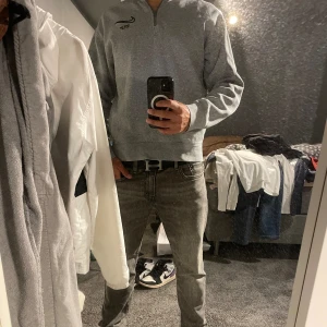 Nike zip up - Snygg tröja som är köpt i usa på Nike för 4 år sedan, använd varsamt under åren och nu säljer jag den då den bara ligger i garderoben. Vid eventuella frågor tveka inte på att kontakta mig!
