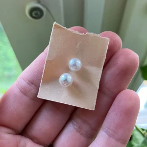 Earstuds  - Små vita pärlimitation studs/örhängen