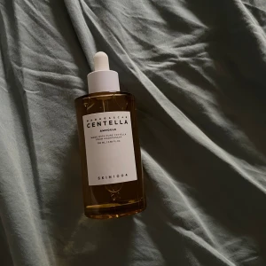  Centella ampoule skinn 1004 - En jätte skön hudserum som lugnar huden tack vare 100% centella, korensk produkt med bra kvalite. Den passar bra för typ alla hudtyper och funkar skit bra efter exflliernda produkter,vill behåll den men e fattig nu(köptes direkt efter lön)skrivfrågo😘