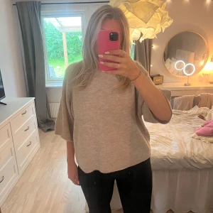 Stickad kortärmad tröja  - Stickad tröja som inte kommit till användning och är i fint skick 