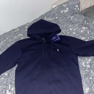 Polo zip hoodie - Tja, säljer denna zip Hoodien eftersom den är för liten, tröjan är helt ny och skadefri.  