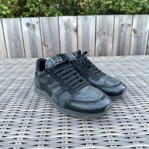 Valentino rockrunner - Säljer mina valentino rockrunners! Skorna är i ett bra skick 8/10 några slitningar men syns inte när man har på sig. Skorna saknar innersulan i båda skorna.  Inget OG medföljer!