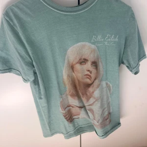 Billie Eilish tröja - Jätte snygg och unik Billie Eilish tröja jag köpte i 2021, har knappast aldrig använt. Tröjan är från hennes album Happier than ever:)