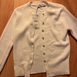 Vit Kofta - Zara - Jag säljer den här jättefina vita koftan för den är i fel storlek och inte riktigt min stil. Men den är jätte söt o man kan ha den till många tillfällen på sommaren och vintern. Den är i storlek M. Skriv om ni är intresserade eller har frågor!!💖💖