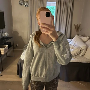 Grå hoodie dragkedja - Bra skick använd fåtal gånger! Grejen som man drar upp dragkedjan med är sönder men man kan fortfarande stänga tröjan! 