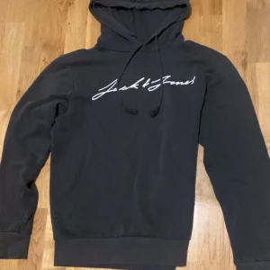 Jack&Jones Hoodie - Köpt från Zalando längesen, helt okej skick. Säljs för bra pris 😌