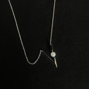 Silvrig V pärlhalsband  - Silvrig V- pärlhalsband, HELT NY