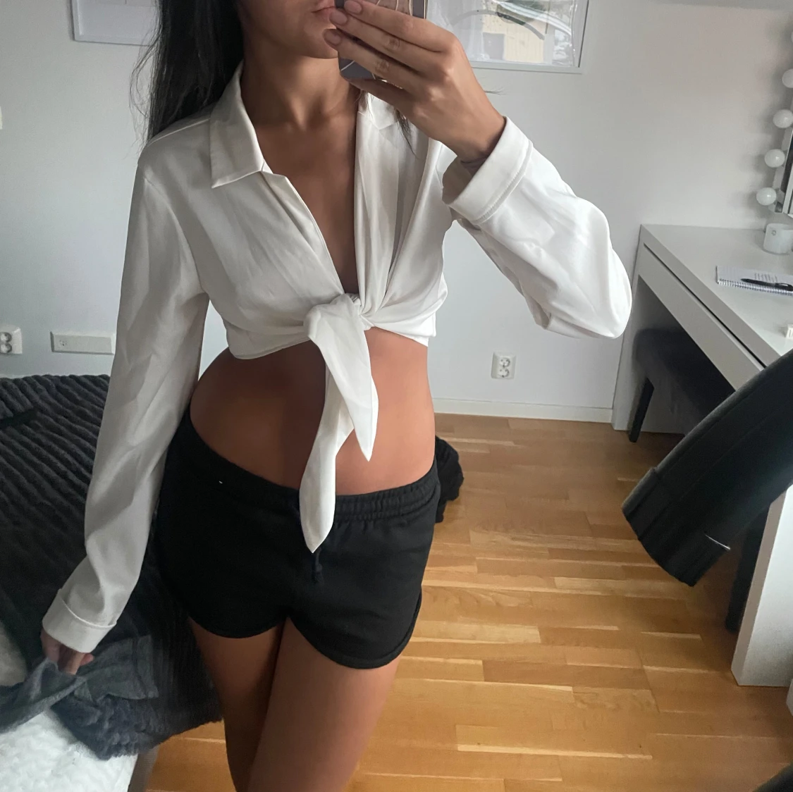 Vit topp med knytdetalj - 91