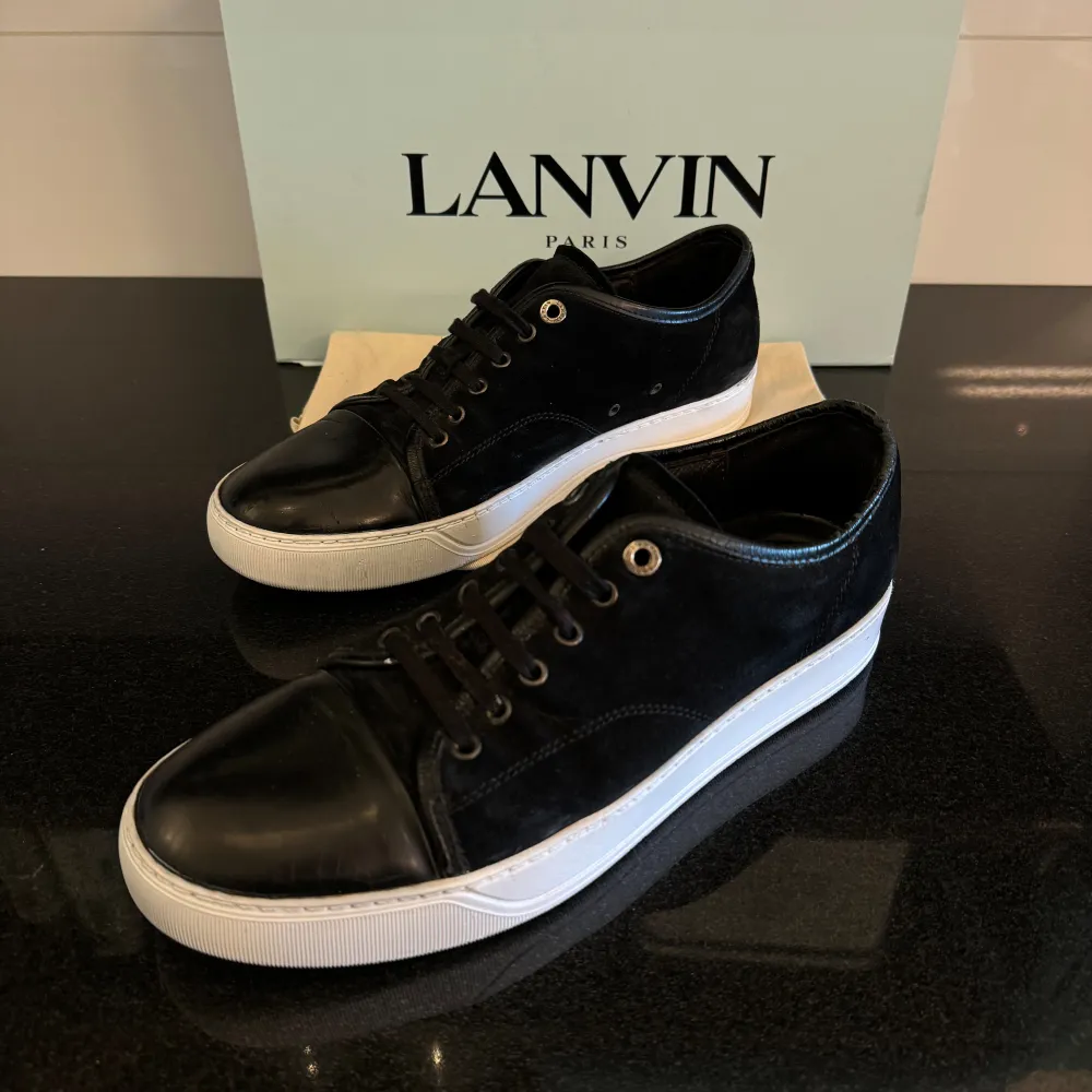 Snygga Lanvin-skor i svart! De är EU 42-43 UK 8. De är i ett ganska bra skick och vissa tecken på användning. 2399kr (nypris: 4500kr). Lanvin-dustbag kommer med.  Kan fraktas via Postnord / Instabox samma dag. Hör av dig vid frågor eller funderingar😊. Skor.