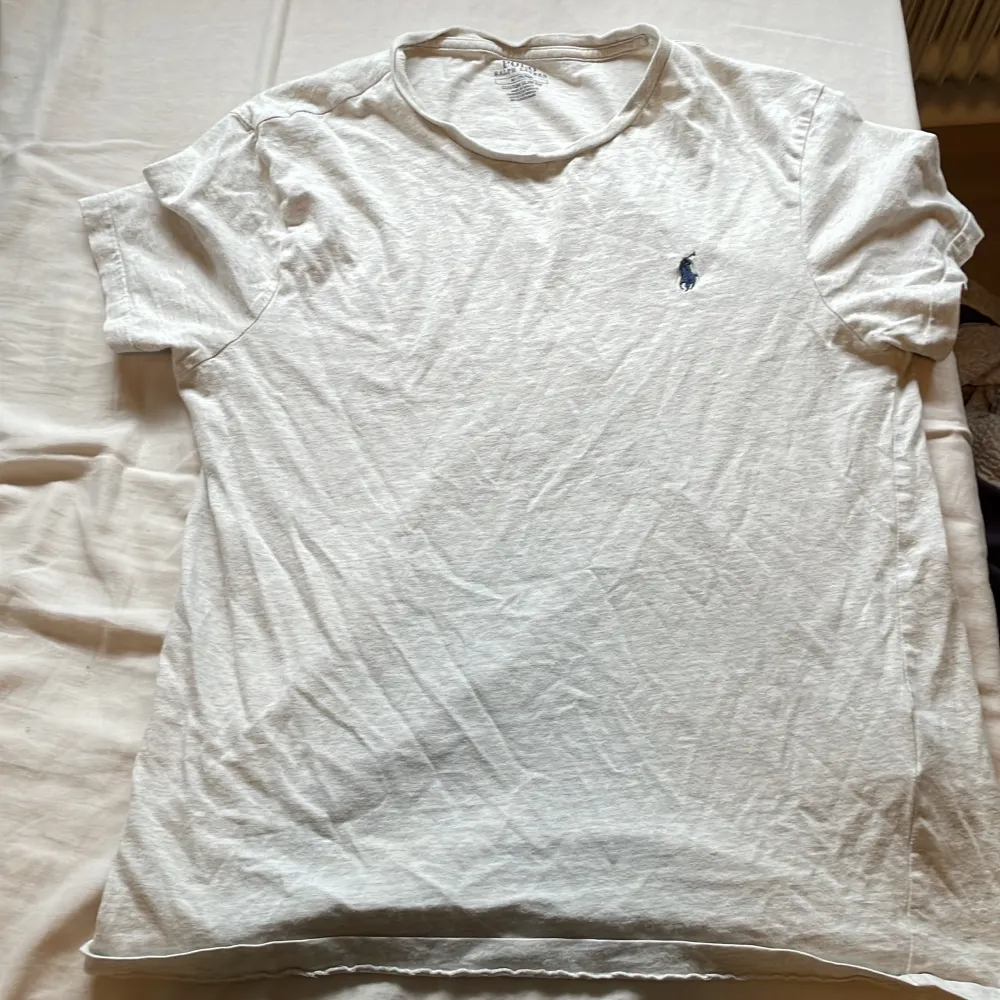 Ralph Lauren t-shirt grå med blå logga bra skick inga skador på den. Pris kan diskuteras . T-shirts.