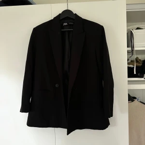 Blazer zara - Oversize blazer från Zara  Använd max 3 gånger!  Storlek S