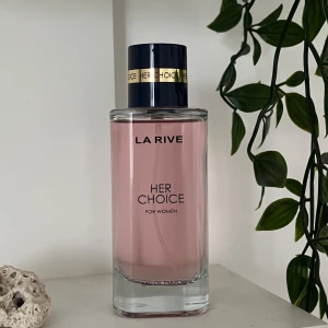 La Rive Her Choice Eau de Parfum - Säljer en elegant och feminin parfym från La Rive, 'Her Choice'.💕💕