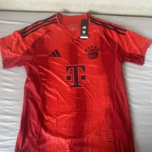 Bayern Munchen fotbollströja  - Säljer fotbollströjor under retail, vi har ett större utval pả var instagram Jerseysidan.