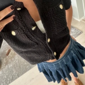 Massimo dutti kofta! - Säljer min otroliga massimo dutti kofta som jag köpte förra året! Den är använd ett fåtal gånger och är i nyskick. Den är jätteskön och perfekt att ha nu i höst då den inte är för tjock eller för tunn.  