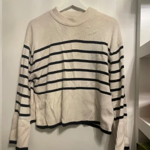 Randig stickad tröja - använd några gånger