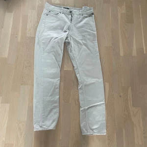 Beige byxor från Jack & Jones - Säljer ett par snygga beige byxor från Jack & Jones. De är i storlek 30/32 och har en klassisk straight passform. dom är bara använda ett fåtal gånger så i ny skick