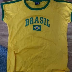 Brasil tröja - Nyskick säljes då det inte är min stil.