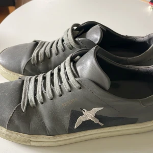 Arigato skor - Skick 6/10 Gråa Arigato skor i storlek 43