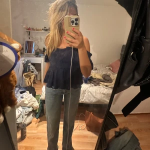 Gina tricot jeans  - Jeans snygga det har ett hål (som jag sytt igenom) passar ej mig och såklart kan pris diskuteras 🩵💙 gina tricots gamla kollektion