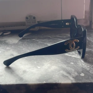 Chanel solglasögon dam - Chanel solglasögon dam äkta helt nya OBS! Kvitto medföljer inte tappat bort kvittot 