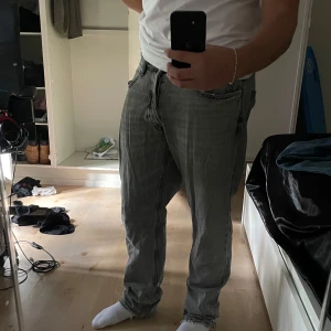Grå grisch jeans - Säljer mina gråa ”grisch” jeans från Zara, köpt för 400 ny pris, öppen för prisförslag 