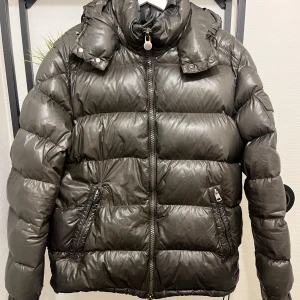 Moncler maya  - Storlek 4. Lite flaws, kom pm för bättre bild på dom. Byten funkar 